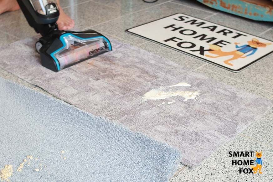 Ketchup nach der Reinigung auf einem Teppich